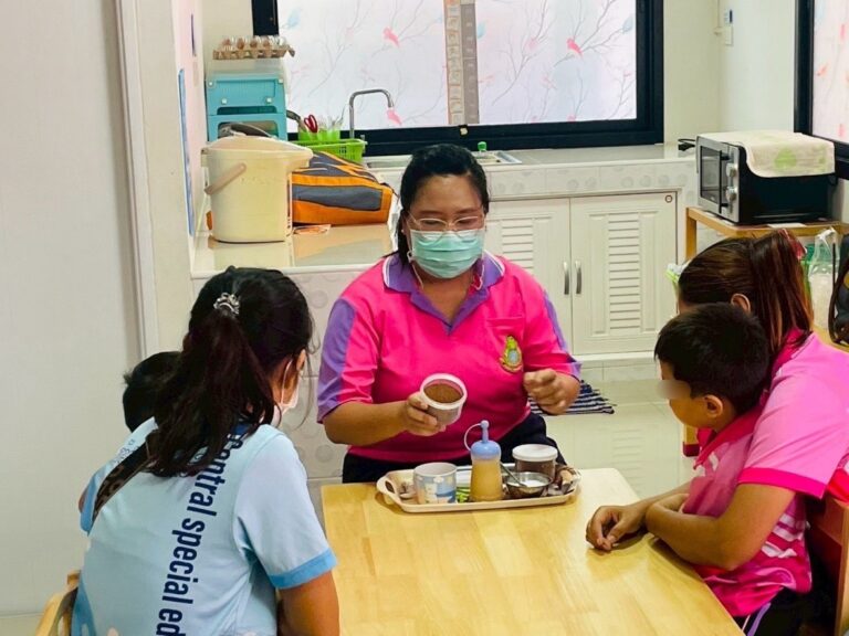 “คน ๆ แล้วก็ดื่ม… กับเด็ก ๆ ศูนย์การศึกษาพิเศษ ส่วนกลาง”