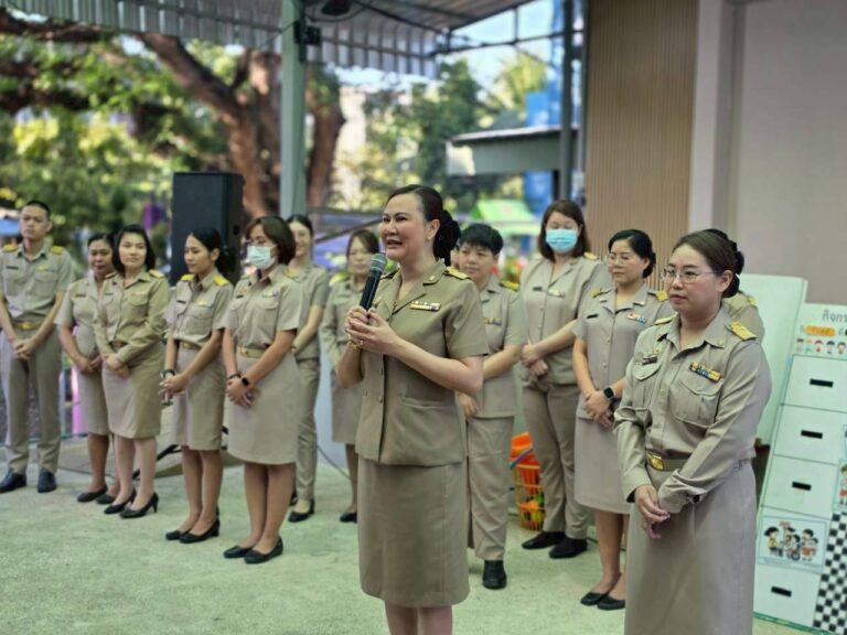 ประชาสัมพันธ์ “ผู้อำนวยการศูนย์การศึกษาพิเศษ ส่วนกลาง พบปะผู้ปกครองในกิจกรรมหน้าเสาธง พร้อมแนะนำรองผู้อำนวยการ”